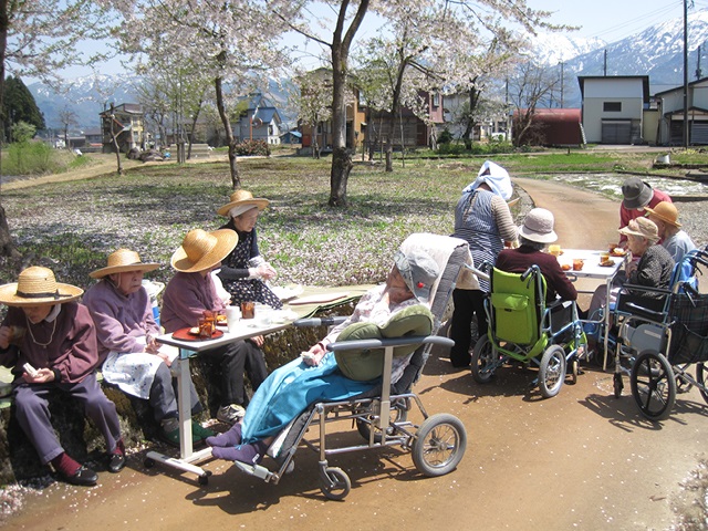 外でおやつ（ふきのとう）