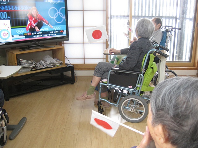 みんなでテレビ鑑賞（ふきのとう）